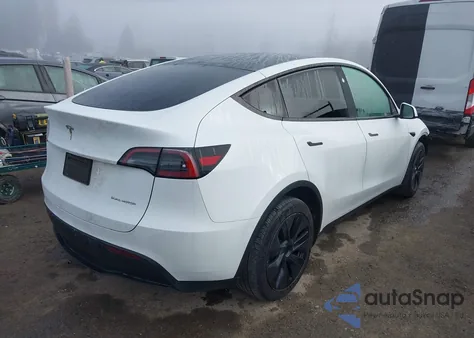 2024 Tesla Model Y Long Range Dual Motor All-Wheel Drive z USA, uszkodzony, nr VIN 7SAYGDEE5RF206099